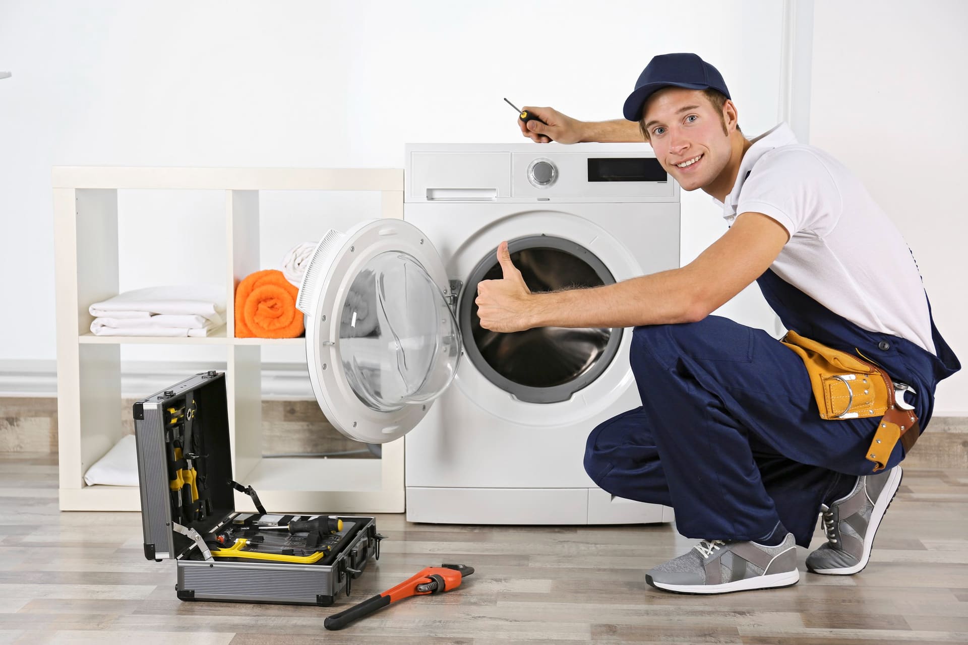 plumber-repairing-washing-machine